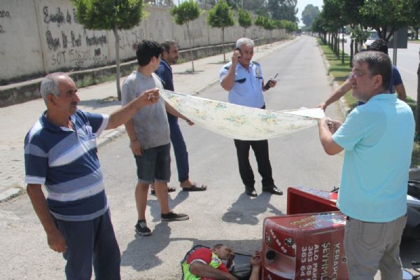 Adana'da kazazedeye vatandaş gölgelik yaptı