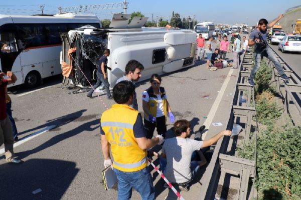 Kocaeli'de kum yüklü kamyon ve servis minibüsü devrildi