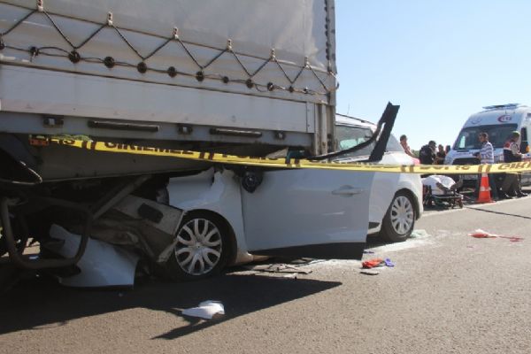 Bolu'da otomobil tırın altına girdi: 1 ölü, 2 yaralı