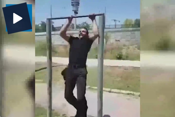 Türk polisi adeta barfiks dersi verdi