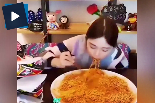 Bir tencere makarnayı çiğnemeden yuttu