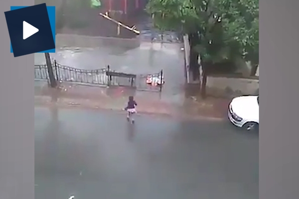 Küçük çocuk fırtınada yere düşen bayrağı böyle kaldırdı