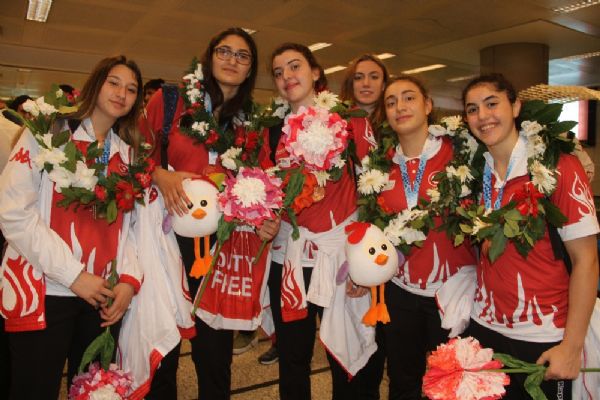 Milliler 19 madalyayla yurda geldi