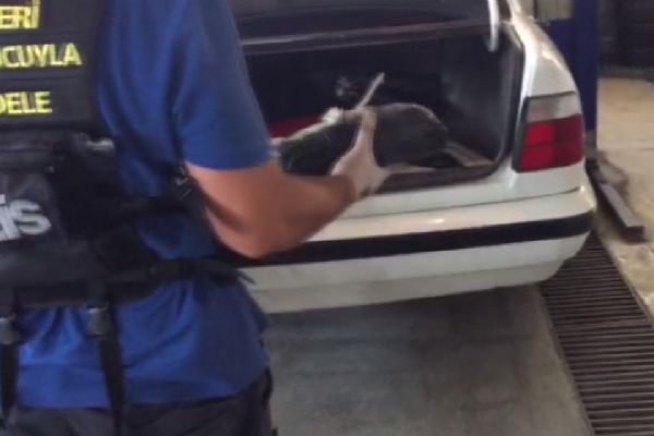 Kayseri'de otomobilin tamponunda 2 kilo metamfetamin ele geçirildi