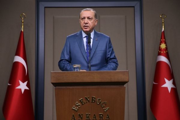 Cumhurbaşkanı Erdoğan, Yazıcı ve Erkek Milli Futbol Takımını tebrik etti