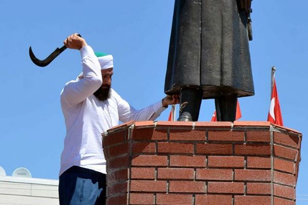 Atatürk büstüne saldırıya tutuklama!