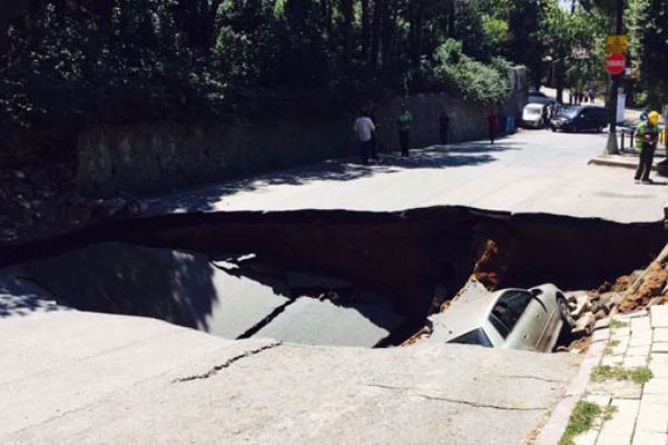 İstanbul'da yol çöktü!