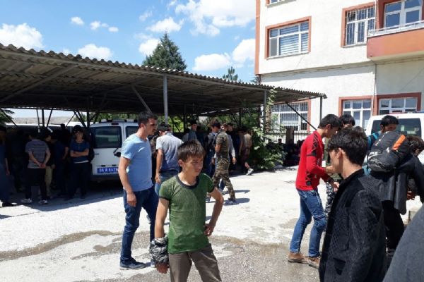 Amasya'da trafikten men edilen otobüsten 102 kaçak göçmen çıktı