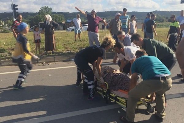 Sakarya'da otomobilin çarptığı 2 kadın ağır yaralandı