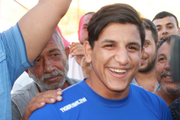 Dünya şampiyonuna Dalkıran'a davullu zurnalı karşılama