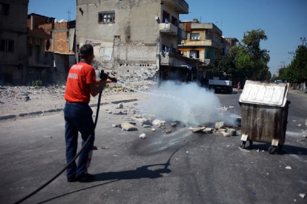 Adana'da molozları bahane ederek yol kesip lastik yaktılar