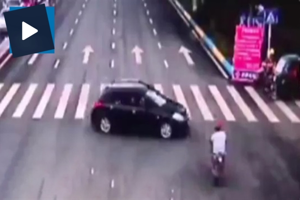 Sıra dışı kaza! Havada taklalar atıp sokak levhasına girdi