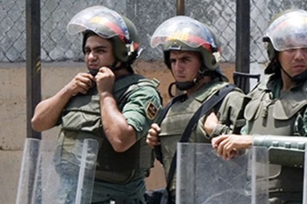 Venezuela'da muhalif liderlerin evlerine baskın!