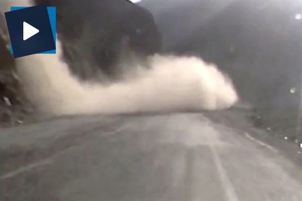 Yola kaya parçaları böyle düştü!