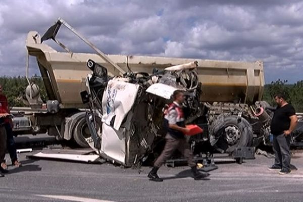 Şile yolunda hafriyat kamyonları çarpıştı