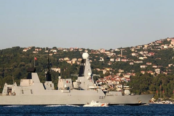 İngiliz savaş gemisi İstanbul Boğazında!