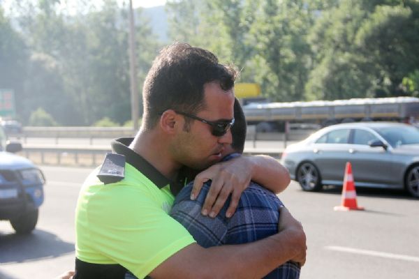 Dedesi için ağlayan askere polis destek verdi