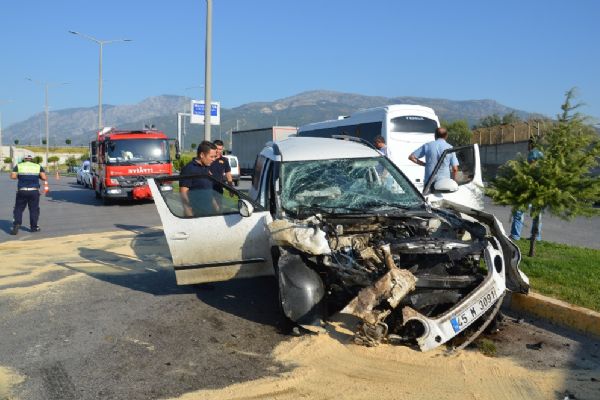 Manisa'da otomobille işçi minibüsü çarpıştı: 6 yaralı