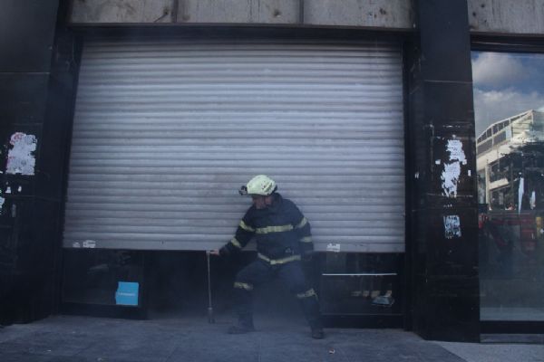 Kocaeli'de mazgala atılan izmarit dükkanı dumanla doldurdu