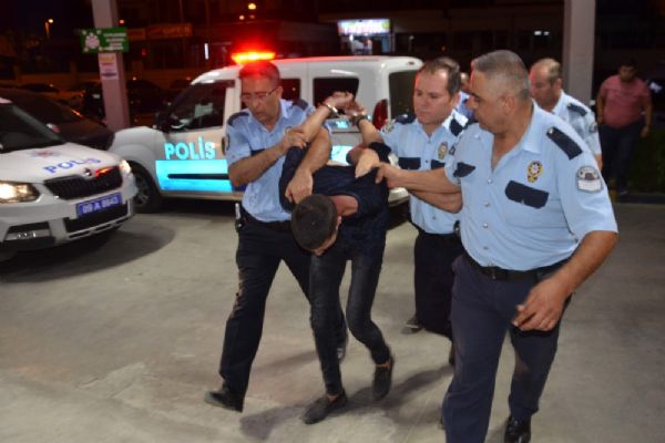 Nazili'de kendisini uyaran polise kafa attı