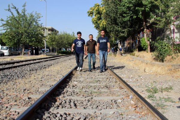 Batman'da cep telefonuyla çektikleri klip sosyal medyayı salladı