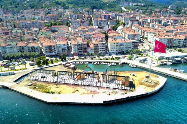 Su üzerindeki en büyük Türk bayrağı dalgalanmaya başladı.