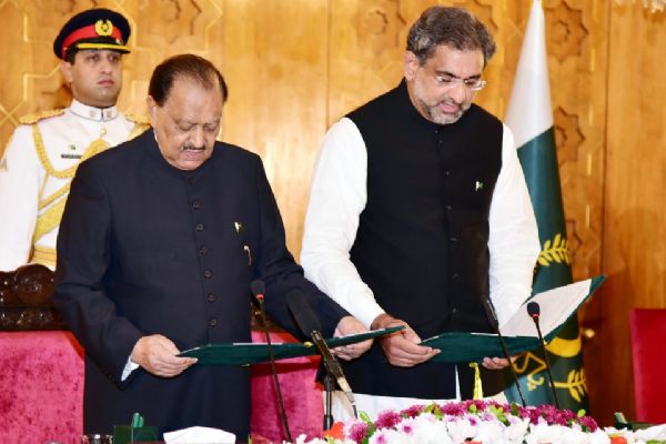 Yeni Başbakan selefi Navaz Şerif'le konuşarak başladı