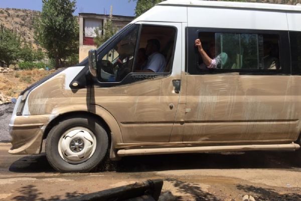 Şırnak'ta asfalt eriten sıcağa çamurlu çözüm