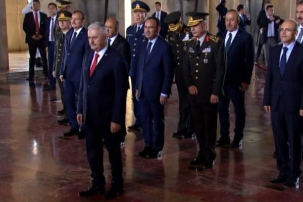 Binali Yıldırım YAŞ üyeleri ile Anıtkabir'i ziyaret etti