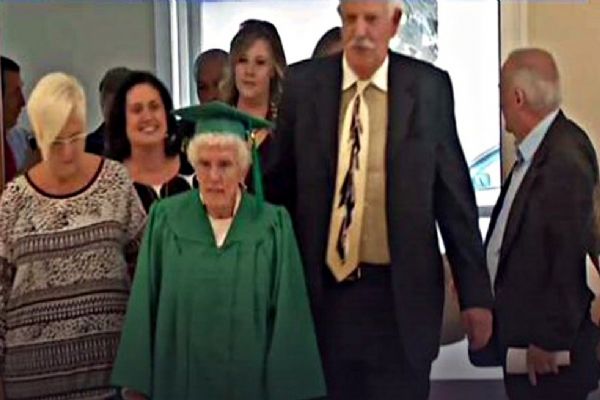 96 yaşında lise mezunu oldu