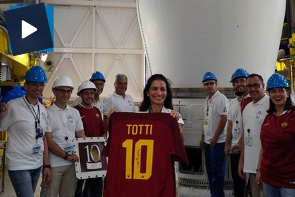 Totti'nin son forması uzaya gönderildi!