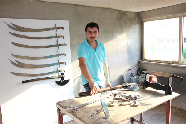 Diziden etkilenip kılıç ustası oldu