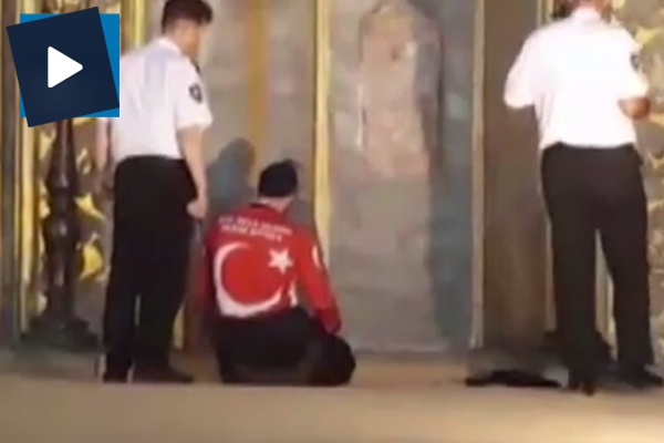 Ayasofya'nın içinde birden namaza durdular