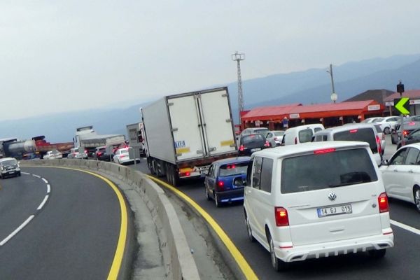 Bolu Dağı'nda trafik kazasından sonra trafik durdu