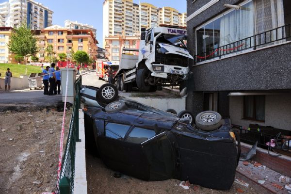 Ankara'da freni boşalan kamyon eve böyle çarptı