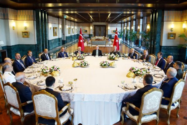 Erdoğan YAŞ üyeleri ile yemekte buluştu