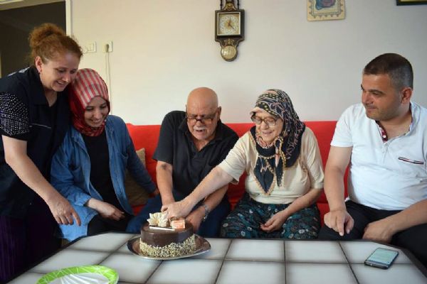 Kocaeli'de hayatlarında ilk kez doğum günü kutladılar