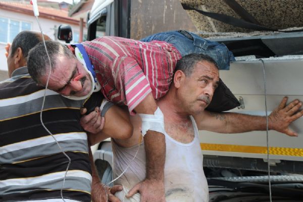 Zonguldak'ta mermer yüklü tırın dorsesinde inanılmaz kaza