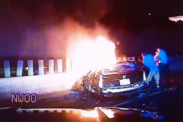 Yanan araçta can pazarı yaşandı