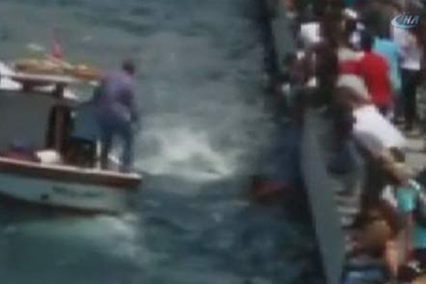 Kadıköy sahilinde bir vatandaş denize düştü