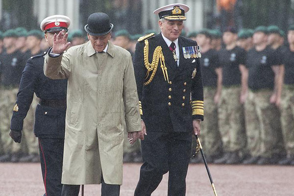 İngiltere Kraliçesi'nin eşi emekli oldu