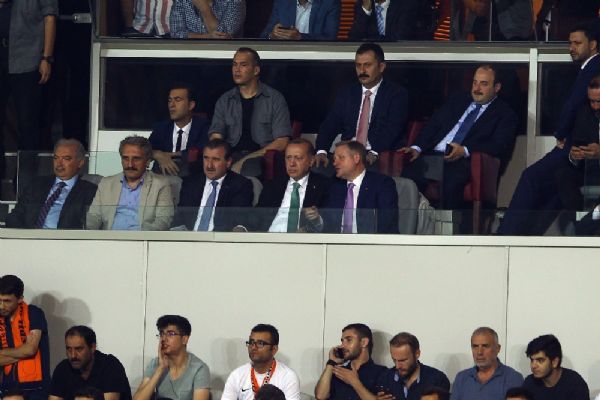 Erdoğan'dan futbolculara tebrik