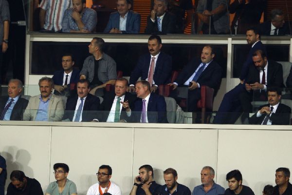 Erdoğan maçı tribünden takip etti