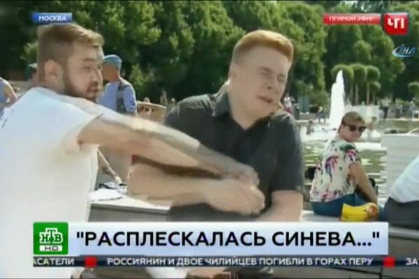 Rus muhabir canlı yayında saldırıya uğradı