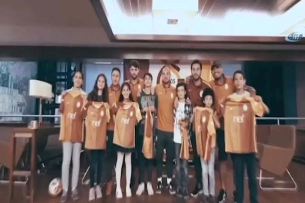 Galatasaraylı futbolcular Suriyeli çocuklarla biraraya geldi