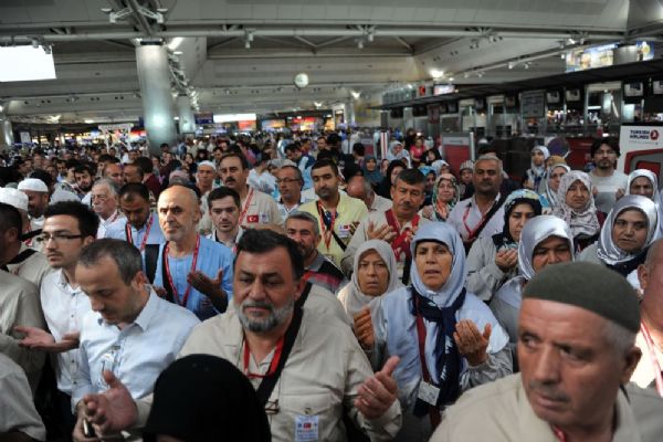 İlk hacı kafilesini İstanbul Müftüsü yolcu etti