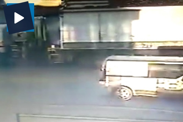 Kiraladıkları vinçle ev çaldılar!