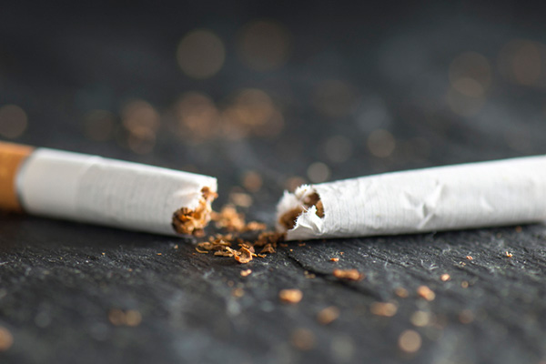 Hayrettin Karaman: Sigara hem haram hem ayıptır