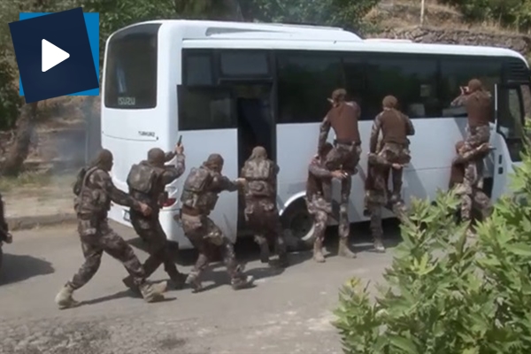 Özel Harekatçıların tatbikatı izleyenlerin nefesini kesti