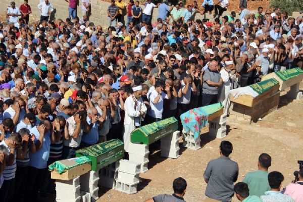 Kocaeli'de trafik kazasında ölen 6 kişilik gurbetçi aile defnedildi